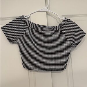NWOT Zara Black and White Patterned Crop Top
